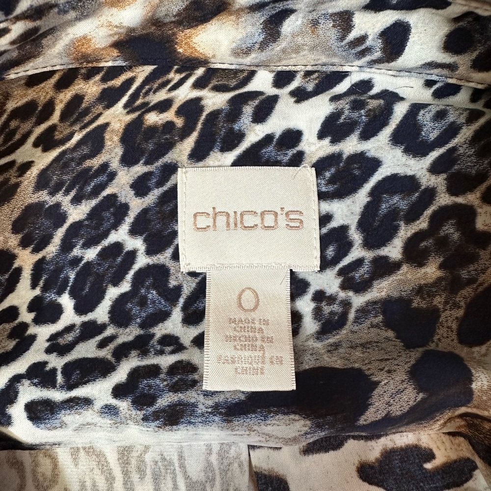 Beautiful leopard print Chicos sz 0 sz 6 blouse top button V neck long sleeve - Picture 6 of 7